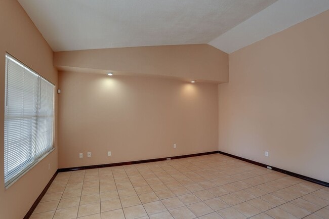 Building Photo - 492 Tamarack St