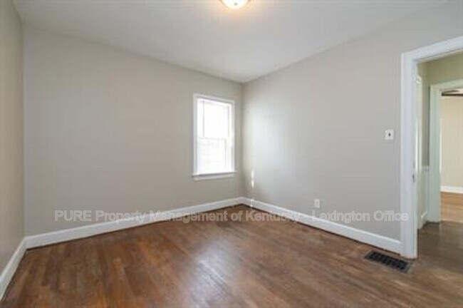 Building Photo - 206 Floral Park