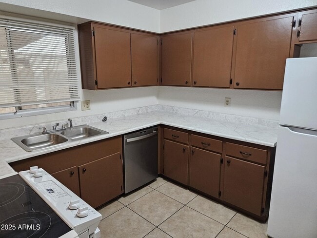Building Photo - 6557 S La Rosa Dr