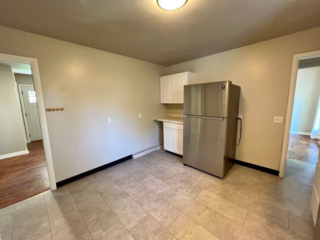 Building Photo - Updated 4 bed 2 bath house!