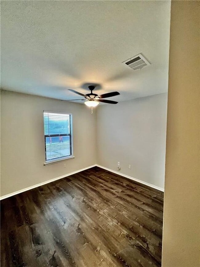 Building Photo - Fantastic Home in Lakeside Subdivision