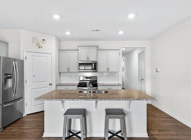 Building Photo - 462 Fenwick Dr