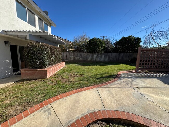 Building Photo - Spacious East Ventura Home- Many Interior Upgrades and Large Backyard!