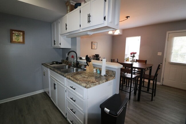 Building Photo - Awesome 4 bedroom duplex located in quite ...