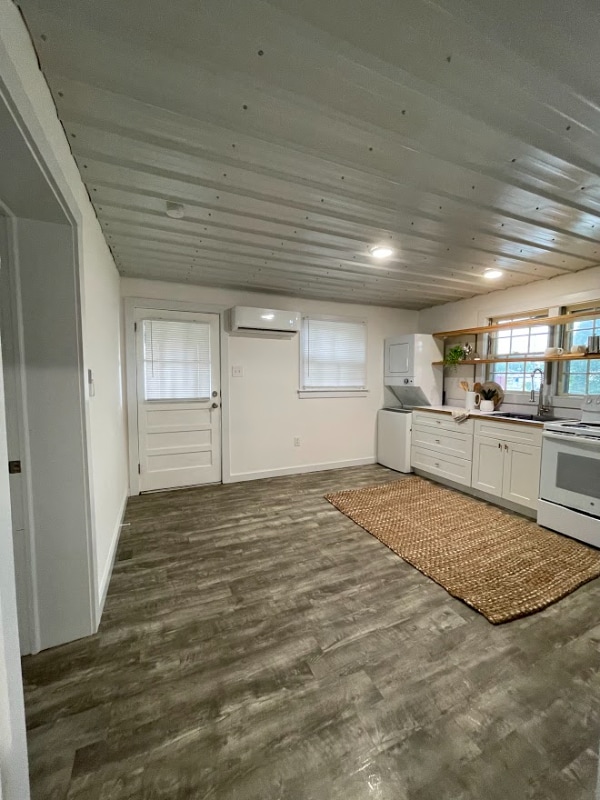 Building Photo - 410 W Maple St