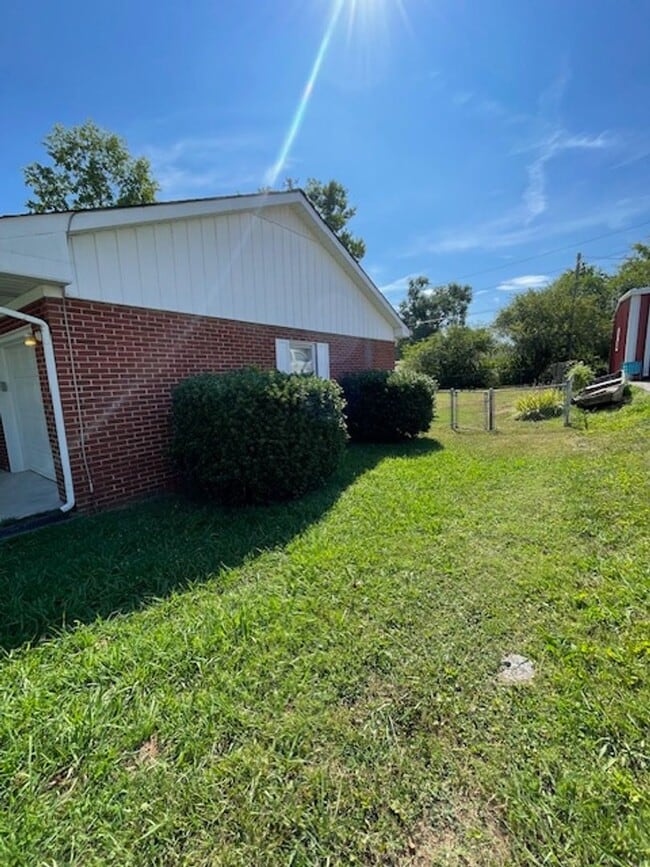 Building Photo - Maryville 37804 - 3 bedroom, 2 bath ranch home - Contact Debra Johnson (865) 591-8281