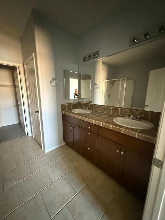 Building Photo - 3 bed, 2 1/2 bath townhome in Moorpark