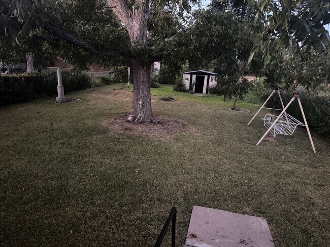 Building Photo - CUTE!!! 2 Bedroom 1 Bath Cute Home with Beautiful Landscaping and Garage