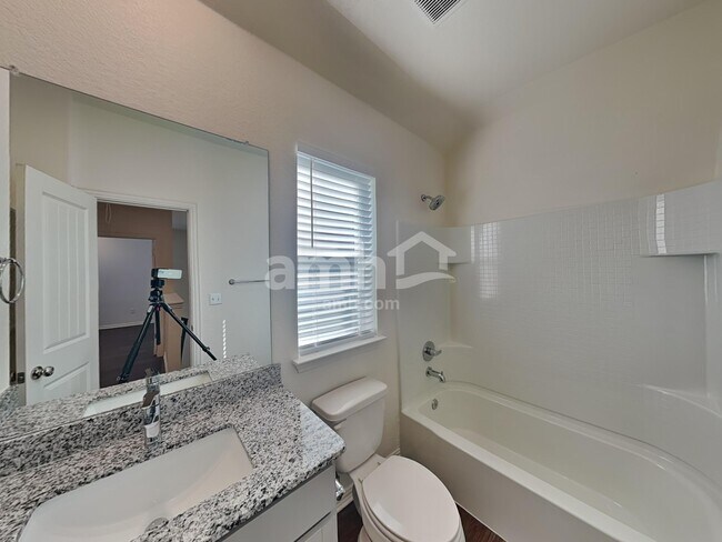 Building Photo - 2721 Meadowood Heights