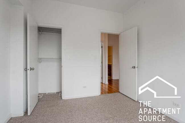 Building Photo - 1212 W Foster Ave