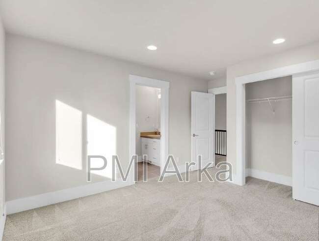 Building Photo - 6603 SE 7th Pl