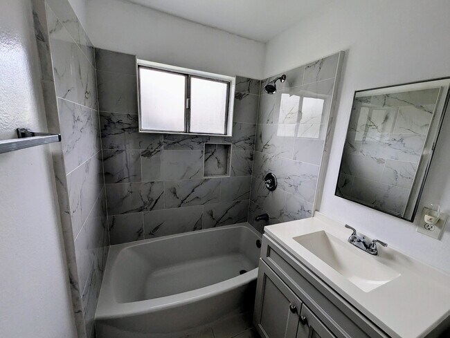 Building Photo - 2608 Vanderbilt Ln