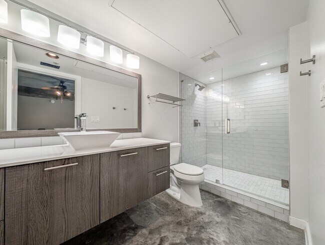 Building Photo - 2000 Bagby St