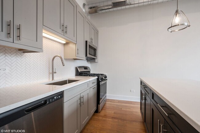 Building Photo - Top Floor 1 Bed 1 Bath Pet Friendly New Co...