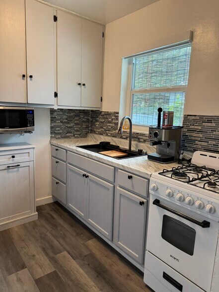 Building Photo - 1906 Rodman St