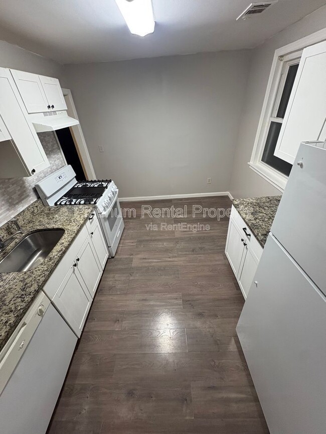 Building Photo - 2612 Loghaven Dr NW