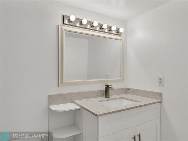 Building Photo - 121 SE 3rd Ave