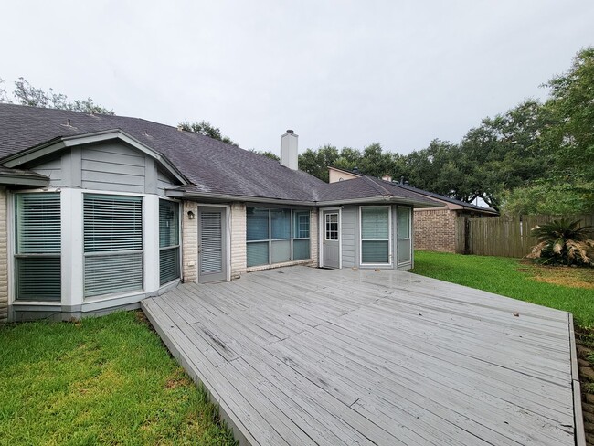 Building Photo - Welcome to this beautiful 2 story, 4 bedroom 2.5 bath home. Spacious living area with high ceilin...