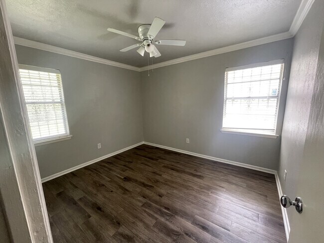 Building Photo - 1534 Harlandale Ave