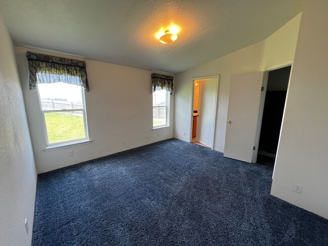 Building Photo - 3040 SW River View Dr