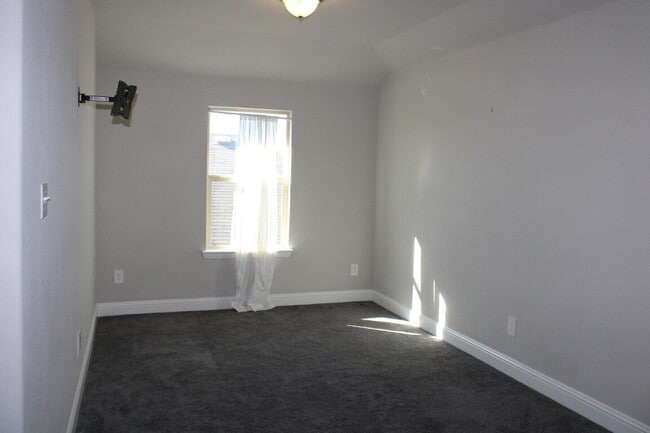 Building Photo - 1995 Ocelot St