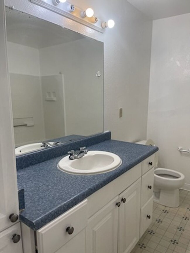 Building Photo - 2-Bedroom, 1-Bathroom Home for Rent in Dos...