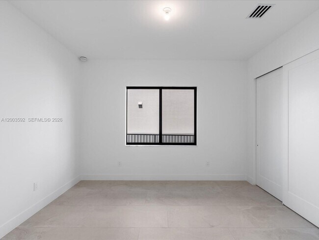 Building Photo - 19602 NE 14th Ct