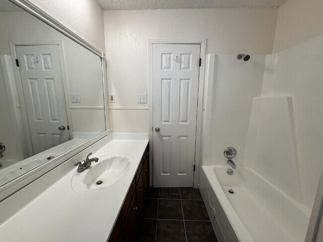 Building Photo - Lovely 3 bedroom 2 bath in desirable neigh...
