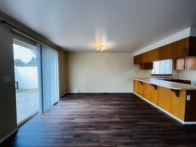 Building Photo - pl100