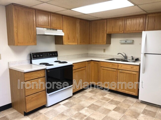 Building Photo - 805 W Villard St