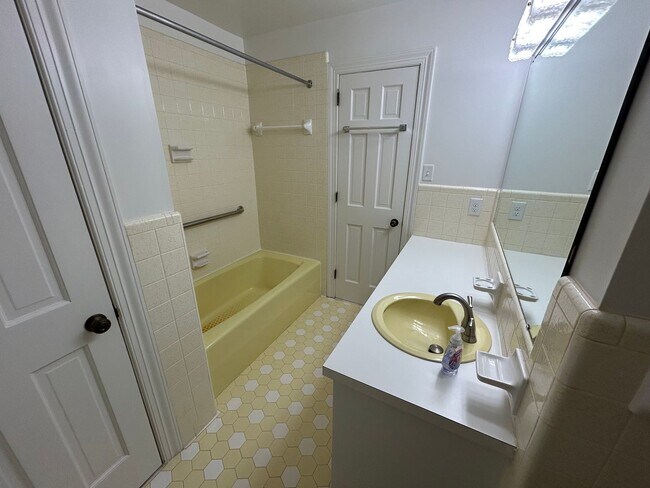 Building Photo - 5 Bed | 3.5 Bath House in Raleigh