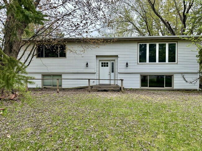 Building Photo - You've found it. This spacious 4-bedroom, 2-bathroom gem in Duluth's Kenwood neighborhood has a l...
