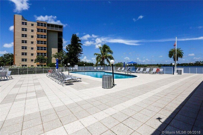 Building Photo - 1175 NE Miami Gardens Dr