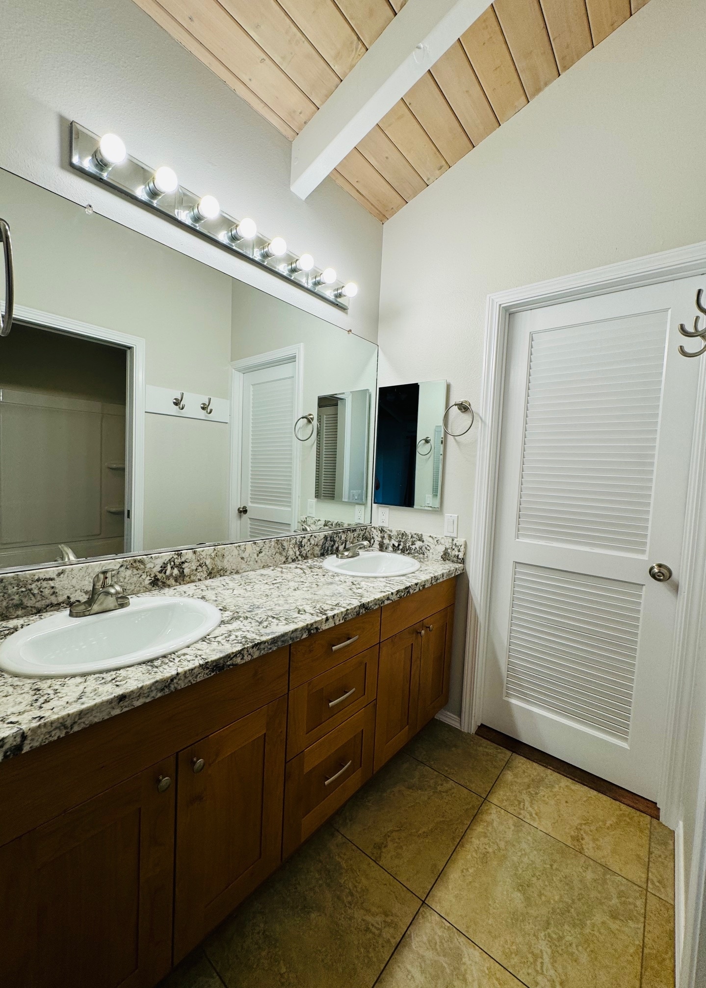 Primary on suite bath with closet - 76-6125 Royal Poinciana Way