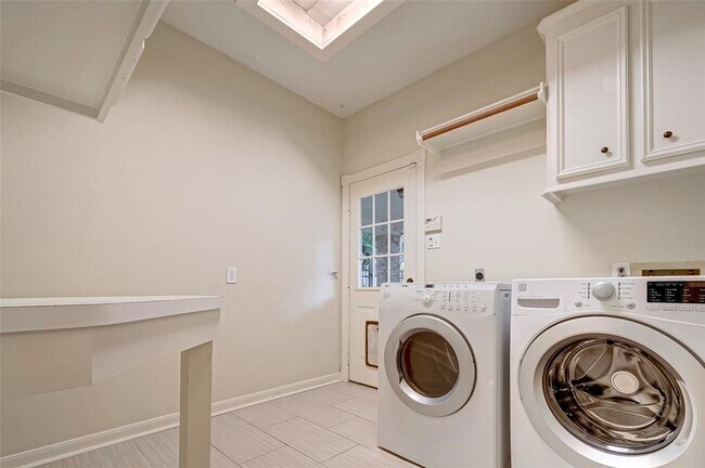 Building Photo - 2115 Foreland Dr
