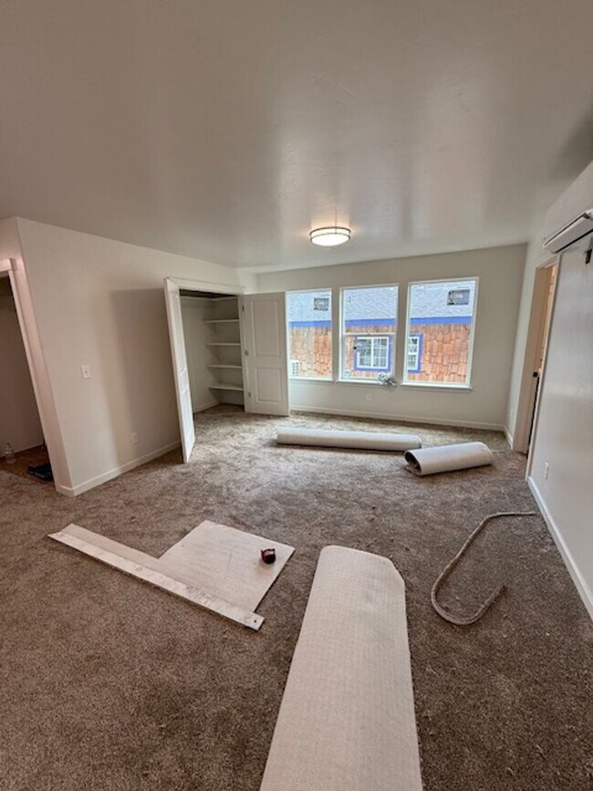 Building Photo - 504 St
