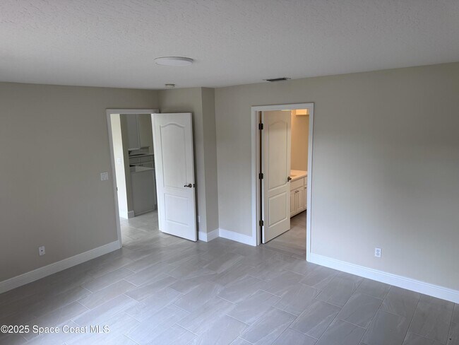 Building Photo - 1565 Emerson Dr SE
