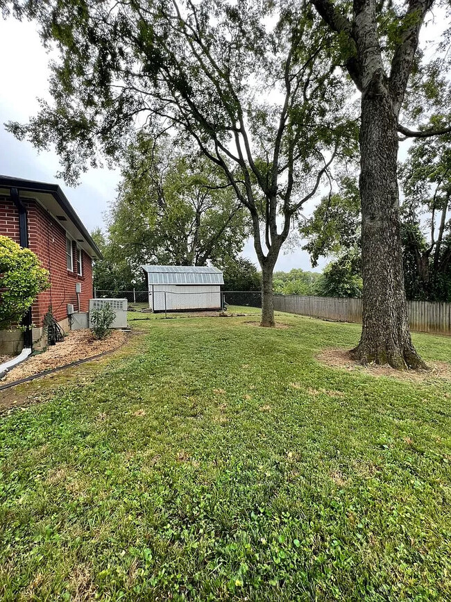 Building Photo - 2927 Hillhurst Dr