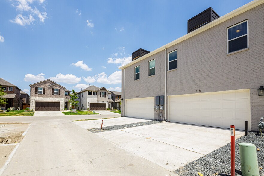 Building Photo - 9939 Schramm St