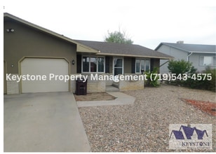 Building Photo - 879 S Bellflower Dr