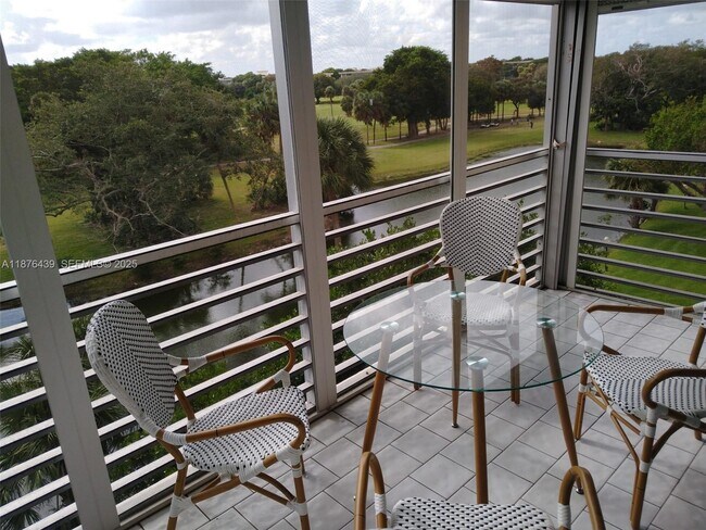 Building Photo - 3510 Oaks Way