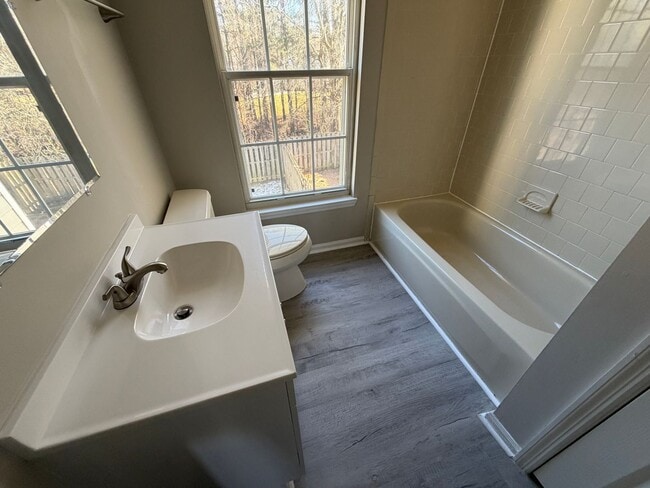 Building Photo - Great 2 bedroom fully renovated townhouse