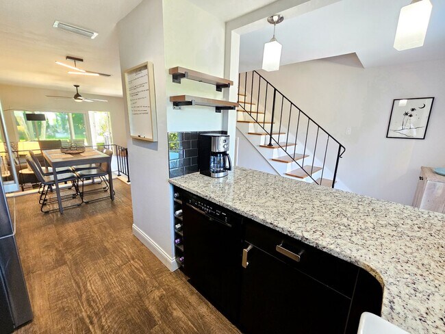 Building Photo - Seasonal Short-Term Venice Island Townhouse Steps from Venice Beach!