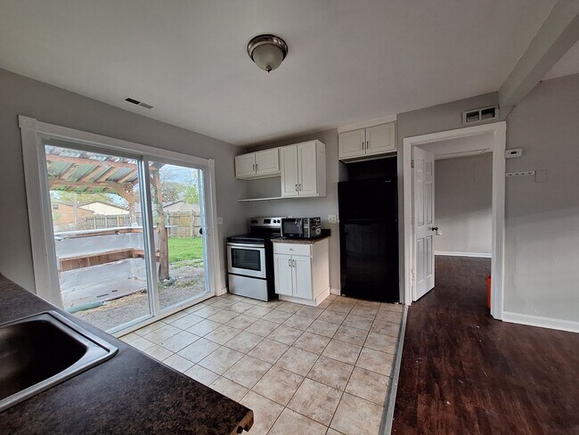Building Photo - Ready to be your next home!  Three bedroom ranch is beautiful Roseville