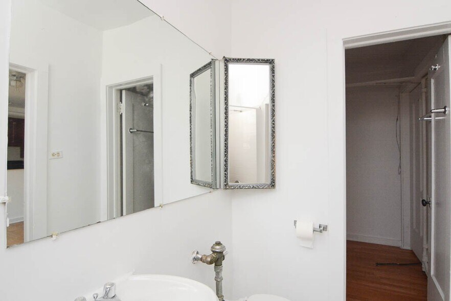 Building Photo - 941 W Carmen Ave