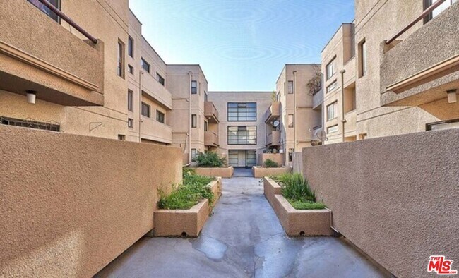Building Photo - 435 S Virgil Ave