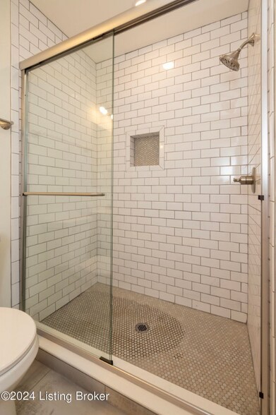 Building Photo - 426 E Oak St