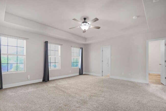 Building Photo - Spacious 4-bedroom, 2.5-bath home with 2,3...