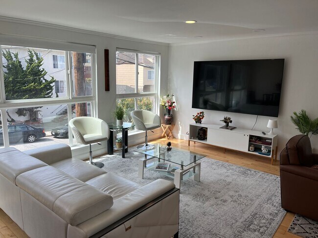 Building Photo - Amazing rare updated full floor Richmond f...