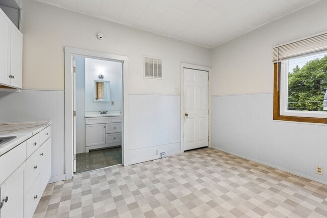 Building Photo - 425 Bancroft St